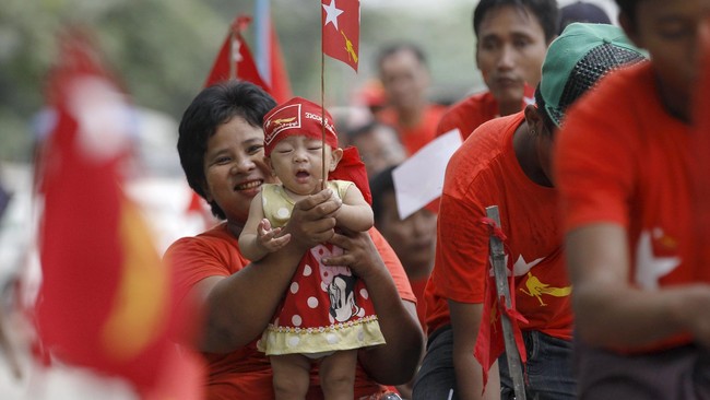 Sejarah modern Myanmar diwarnai pergolakan berdarah di bawah pemerintahan junta militer, sebelum tiba pada pemilu demokratis pertama yang diselenggarakan besok.