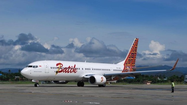 Viral Pesawat Batik Air Miring saat Mendarat, Hampir Sentuh Landasan Viral video di media sosial yang menampilkan pesawat Batik Air mendarat miring di Bandara Soekarno-Hatta (Soetta), Tangerang, Banten, pada Sabtu (28/6).