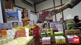 Petugas menunjukan kosmetika ilegal dan berbahaya di Kantor Badan Pengawas Obat Makanan (BPOM), Jakarta, Jumat, 6 November 2015. BPOM elah menciduk 977 jenis kosmetika tanpa izin edar dan/atau mengandung bahan berbahaya, senilai lebih dari Rp 20 mili