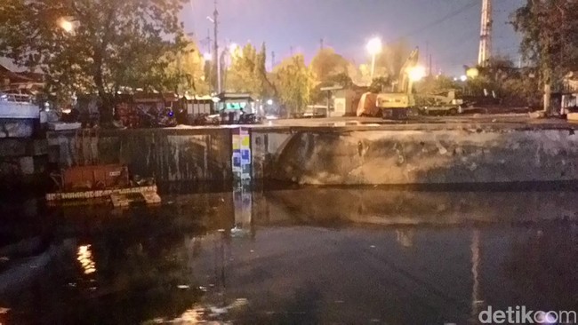 Selain perbaikan pintu air, Dinas Pekerjaan Umum Kota Surakarta juga memfokuskan pada persiapan pompa air portabel dan non portabel. 