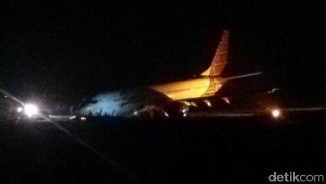 Awalnya, pesawat tergelincir diduga karena nose wheel yang patah. Namun, saat pengecekan ternyata nose wheel masih berfungsi dengan baik.