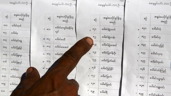 Sehari menjelang pemberian suara dalam pemilu demokratis pertama Myanmar dalam 25 tahun, atribut-atribut kampanye diturunkan karena masa tenang pemilu.