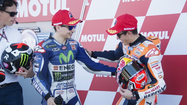Jorge Lorenzo disebut mendapat bantuan dari Marc Marquez. Lorenzo pun menegaskan bahwa dirinya tak terlalu akrab dengan Marquez.