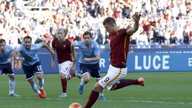 Penalti Dzeko Bawa Roma Unggul di Babak Pertama
