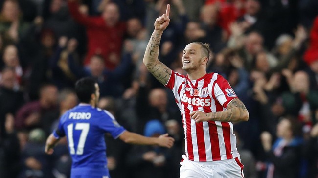 Arsitek Stoke City, Mark Hughes yakin Marko Arnautovic akan tetap bersama timnya dan tak tergoda rayuan PSG.