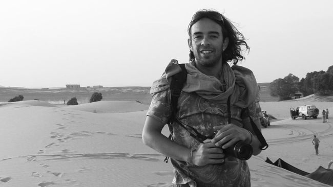 Fotografer Asal Negara Muslim Pertama yang Diakui Dunia Foto-foto Nabil Ghandi, fotografer yang berasal dari negara Muslim, Maroko, dipamerkan di banyak negara dan dibukukan oleh salah satu penerbit Amerika.