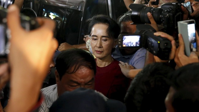 Aung San Suu Kyi tiba di TPS Yangon dengan pengawalan ketat. Para pendukungnya mengelukan namanya, "Ama Suu" yang berarti "Bunda Suu."
