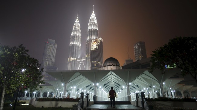 Kepolisian Malaysia mewaspadai potensi serangan ISIS, karena di sana juga terdapat sel-sel jaringan teroris yang sama dengan yang melakukan aksi di Jakarta.
