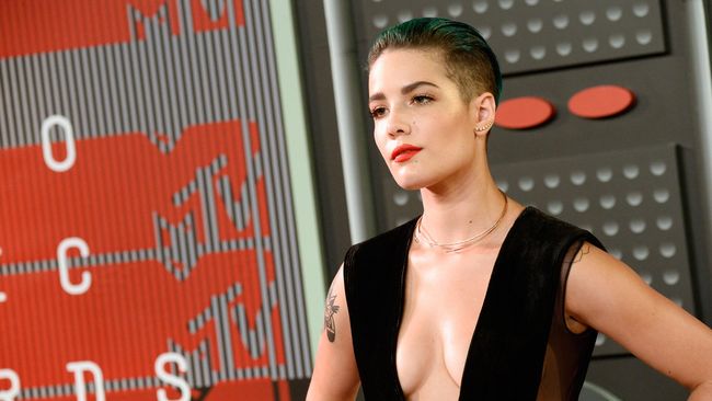 Musisi wanita yang diramalkan bakal menjadi pesaing Lana Del Rey ini meramaikan video musik terbaru Justin Bieber, The Feeling.