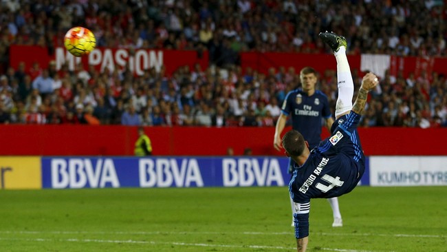 Real Madrid terancam kehilangan kapten tim Sergio Ramos dalam laga El Clasico melawan Barcelona. Ramos mengalami cedera usai mencetak gol spektakuler.