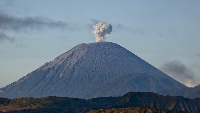 Wisata Gunung Bromo ditutup sementara sejak 4 Desember 2015 hingga batas waktu yang belum ditentukan. Seluruh aktivitas wisata ditiadakan.
