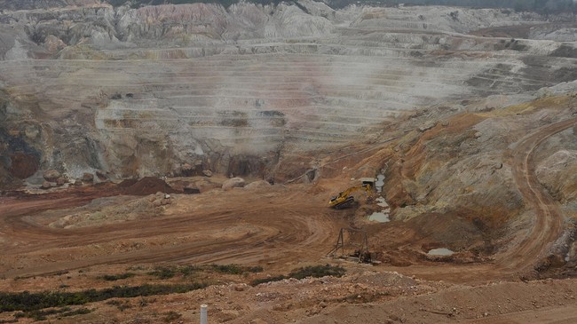 Sudah 25 orang tewas, terperosok ke bekas lubang tambang yang dibiarkan terbuka di Kalimantan Timur. Lubang-lubang menganga itu dekat permukiman warga.