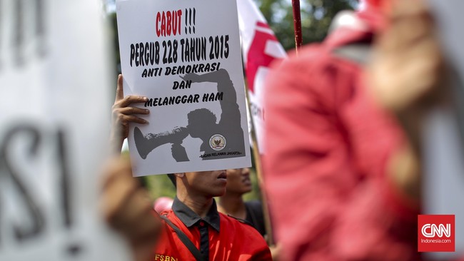 Larangan merealisasikan kebebasan berekspresi dan berpendapat, dianggap LBH Jakarta dapat membahayakan kemajuan berpikir dan kebudayaan Indonesia.