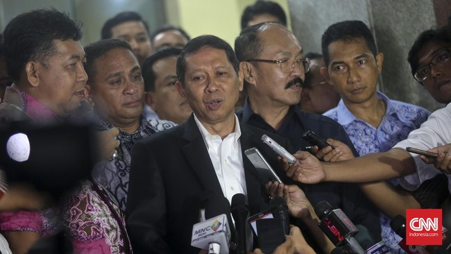 Kementerian Badan Usaha Milik Negara (BUMN) memberhentikan Direktur Utama PT Pelindo II RJ Lino agar bisa konsentrasi menjalani proses hukum.