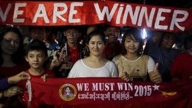 Kabar Kemenangan Menyeruak, Pendukung Padati Markas NLD