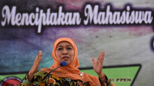 Khofifah Indar Parawansa tak menganggap Risma sebagai lawan dalam Pilgub Jatim 2018. Khofifah mengaku punya hubungan dekat dengan Wali Kota Surabaya itu.
