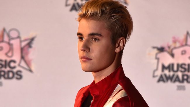 Lebih dari tiga dekade lalu, tiga lagu Lennon masuk lima besar tangga lagu Inggris. Kini, tiga lagu Bieber pun ada di posisi yang sama.