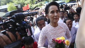 Suu Kyi Bertemu Presiden Myanmar, Bahas Transisi Pemerintahan