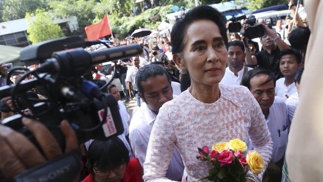 Tokoh demokrasi Myanmar, Aung San Suu Kyi mengadakan pertemuan dengan Presiden Thein Sein pada Rabu (2/12) untuk membicarakan transisi pemerintahan
