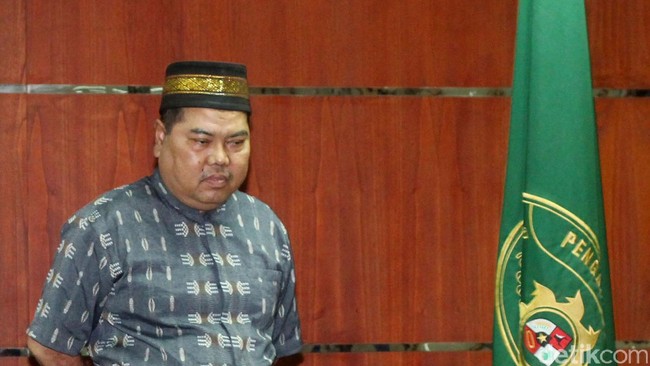 Kaligis mengklaim pertemuan dilakukan karena hanya ingin memberikan buku kepada Tripeni dan tak berkaitan dengan gugatan atau perkara sama sekali.