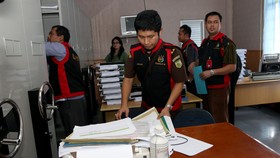 KPK Geledah Rumah Tersangka Penerima Suap Gatot Pujo