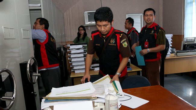 Penyidik dipastikan sudah memegang barang bukti berupa surat, dokumen, hingga pencairan proposal. Kejagung pun bakal menggandeng BPK Pusat dan tim gabungan.