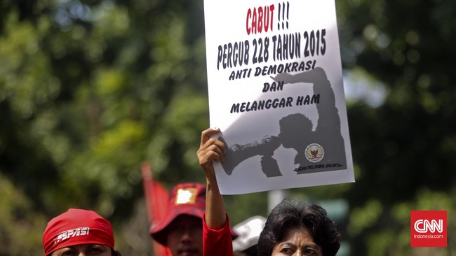Sebelumnya dalam pergub lama, lokasi demo hanya dibatasi di tiga tempat yakni Parkir Timur Senayan, Alun-Alun Demokrasi di DPR RI, serta Monas.