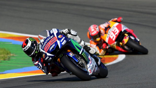 Valentino Rossi mengatakan bahwa Marc Marquez melakukan sesuatu di luar kebiasaannya dengan tak menyalip Jorge Lorenzo di putaran terakhir.