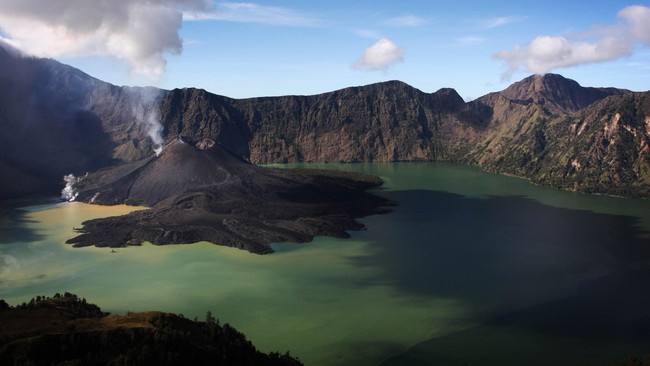Rinjani adalah gunung cantik dari selatan Indonesia. Kamu bisa mendaki sampai ke puncak, atau sekadar menikmati pemandangan sabana yang menakjubkan di kakinya.