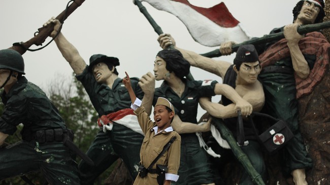 Tak perlu bertempur dan berjuang nyawa untuk menjadi pahlawan. Kita bisa menjadi pahlawan di sekitar kita. 