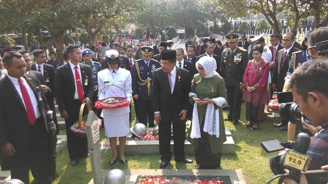 Letkol Purnawirawan Goeltom menyatakan aksi ini dilakukan karena negara tidak memberikan haknya sebagai mantan pejuang.