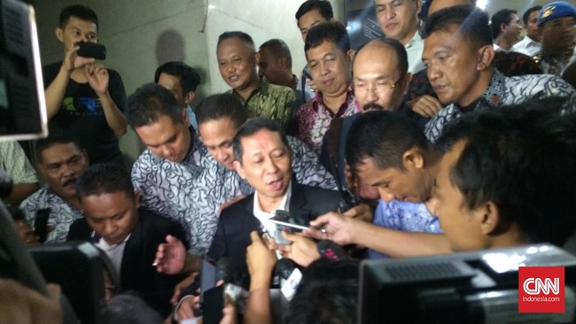 RJ Lino menampik dugaan penyidik bahwa 10 mobile crane yang diadakan perusahaannya tidak digunakan atau mangkrak.