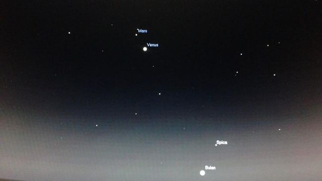 Foto planet yang berderet berdekatan yang tampak dari Maluku yang diunggah penyanyi Fiersa Besari merupakan konjungsi kuartet.