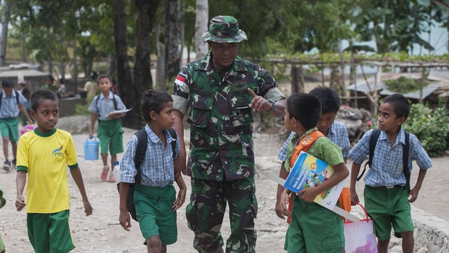 Kemendikbud menggandeng TNI AD untuk mendapat tambahan tenaga pengajar di daerah terluar, tertinggal, dan terdepan (3T), terutama Kalimantan Utara.