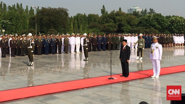 Menteri Kesehatan Nila Moeloek dan Brigadir Jenderal Kasim Gernawi menyambut kedatangan JK di Taman Makam Pahlawan Nasional Utama Kalibata.
