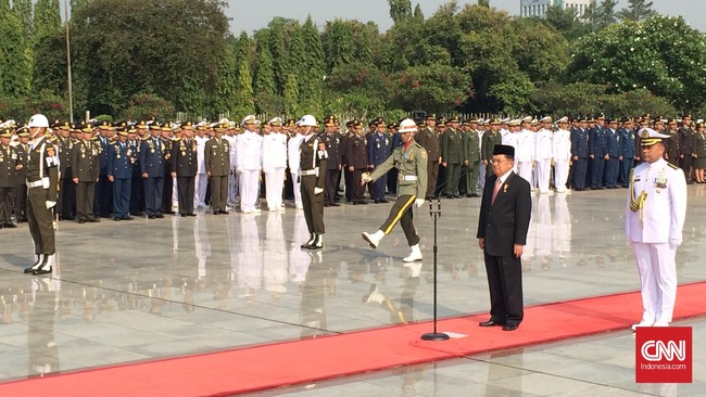 Titik pertama yang disambangi JK adalah makam Wakil Presiden Republik Indonesia ke-3 Adam Malik, berlanjut ke makam Umar Wirahadikusuma dan Sudharmono.