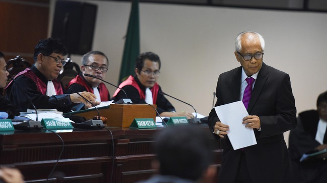 Kaligis mengaku tidak menjawab pertanyaan dan barang bukti yang dihadirkan di persidangan karena tidak relevan dengan dakwaan. 