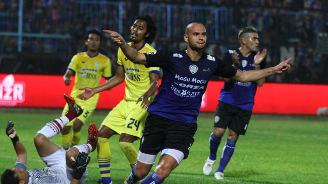 Meski tak bisa main, bek Bali United itu tetap memberikan semangat kepada rekan-rekan setimnya saat menghadapi Persib Bandung nanti di Si Jalak Harupat.