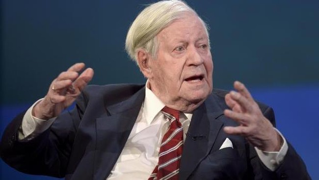 Helmut Schmidt dikenal sebagai diplomat enerjik, gigih menjalin kerjasama di wilayah Eropa, dan melakukan koordinasi ekonomi dengan dunia internasional.