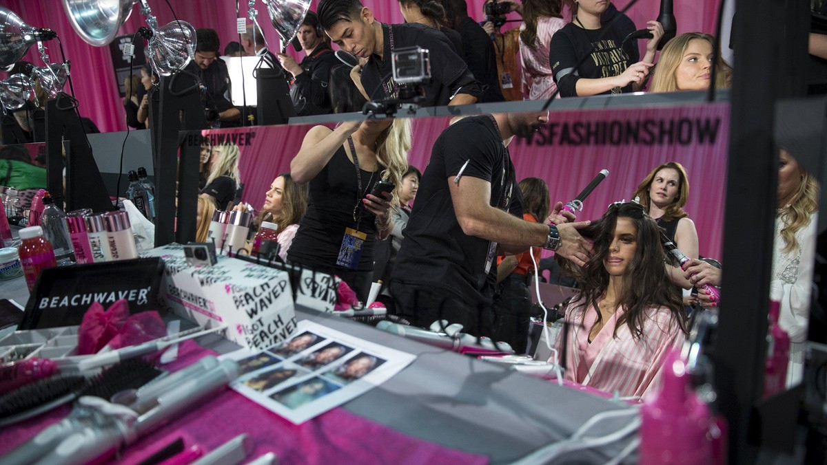 Keramaian di Belakang Panggung Victoria's Secret Show