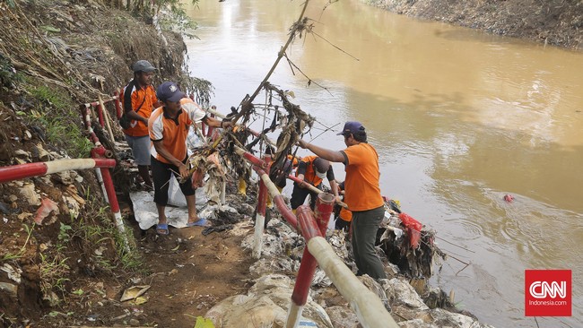 Saat ini Pemprov DKI meminta BPLHD untuk memberi peringatan pada perusahaan yang membuang limbah ke sungai. Pencabutan telah disiapkan jika tak digubris.