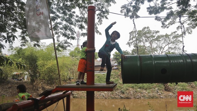 Anak-anak kini lebih tertarik dengan gadget seperti smartphone, tablet dan game online. Yuk ajak mereka main permainan tradisional.