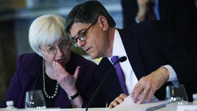 Saham dan Dolar Menguat Respons Sinyal Kenaikan Fed Rate