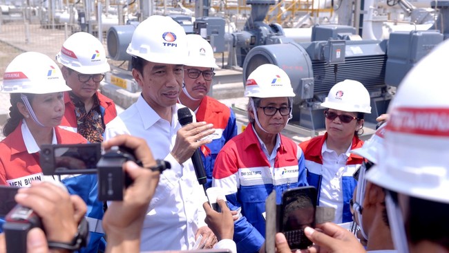 Ketua Komisi VII DPR Kardaya Warnika menilai pemerintah seharusnya yang membiayai pembangunan kilang bukan menyerahkannya kepada Pertamina.