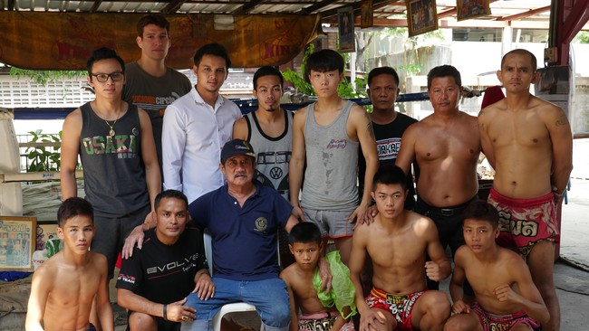 Para praktisi Muay Thai mencoba mengeluarkan keluarganya di desa-desa Thailand untuk keluar dari jebakan kemiskinan lewat profesi mereka.