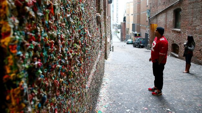 Dinding di Seattle yang dikenal dengan nama Gum Wall itu diperkirakan memiliki 1 juta permen karet yang telah dikunyah.