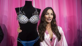 Keramaian di Belakang Panggung Victoria's Secret Show