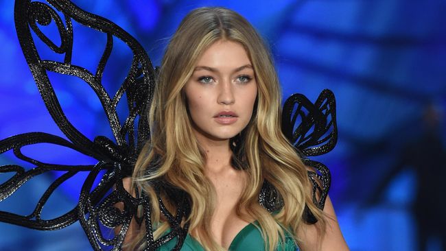 Top model tersebut menjadi bintang kampanye iklan label sepatu sohor Stuart Weitzman untuk musim semi 2016 mendatang.