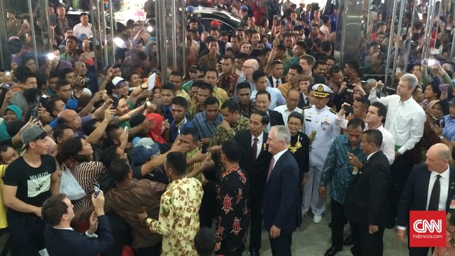 "Saya ingin mengenalkan kepada masyarakat, ini Perdana Menteri Australia, Malcolm Turnbull, sehingga masyarakat tahu," kata Jokowi di Pasar Tanah Abang.