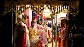 Gegap Gempita Perayaan Diwali di Leicester Sejak selepas pukul lima sore, keriaan meronai seruas Leicester, Inggris, saat perayaan Tahun Baru Hindu, Diwali, kemarin (11/11).